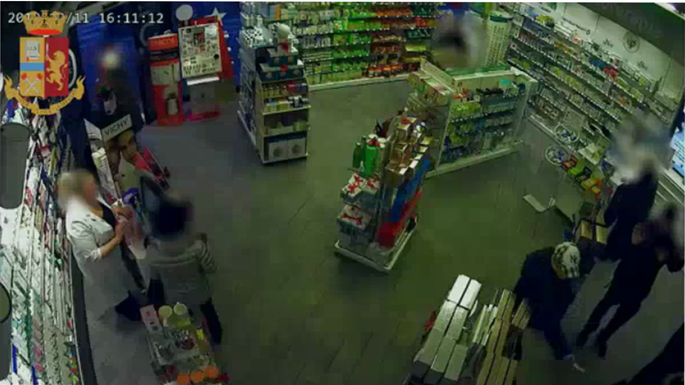 Rapinatore preso a bottigliate da un pensionato che lo fa arrestare