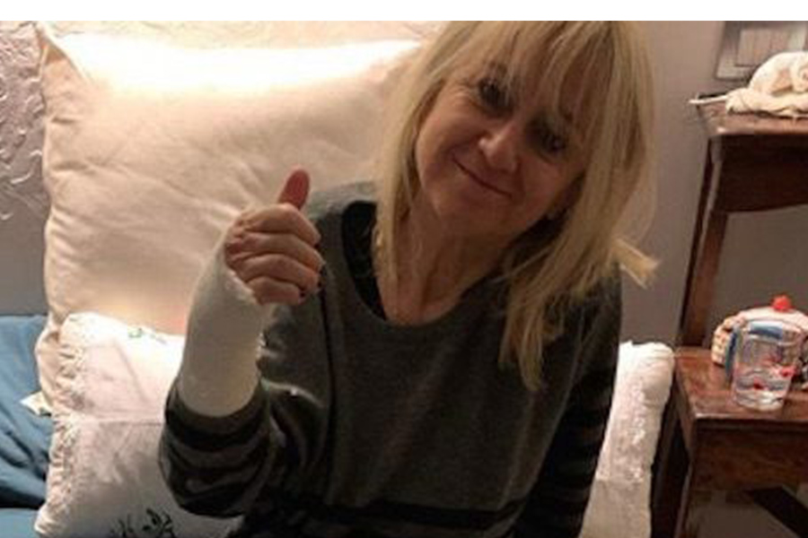 Luciana Littizzetto ‘volata per la strada’ – Si rompe rotula e polso, migliaia di messaggi d’auguri