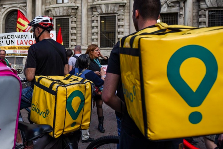 “Non possiamo morire per una pizza o per pochi euro” – La protesta dei rider dopo il grave incidente di un compagno