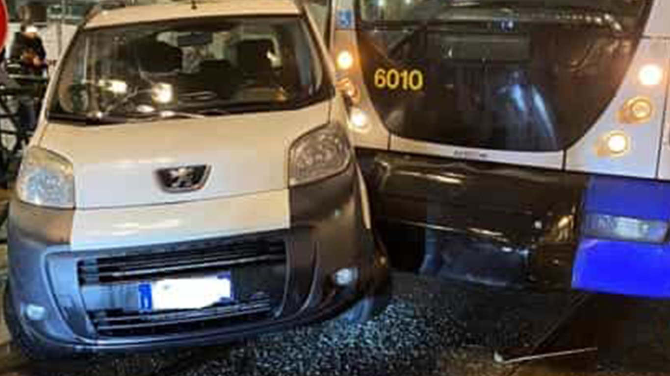 Scontro tram-taxi davanti a Porta Nuova – Ferito un bambino