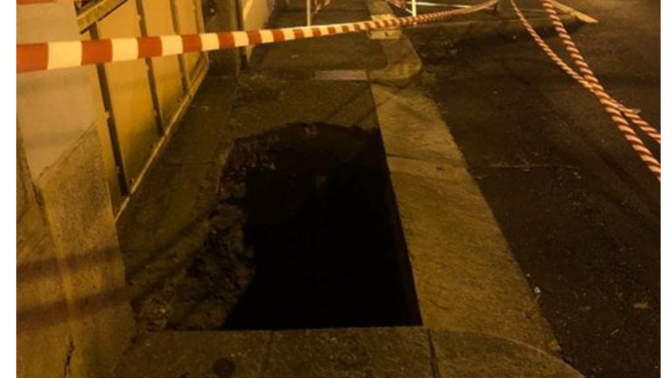 Una voragine di 4 metri si apre in corso Quintino Sella – Strada chiusa ad auto e mezzi pubblici