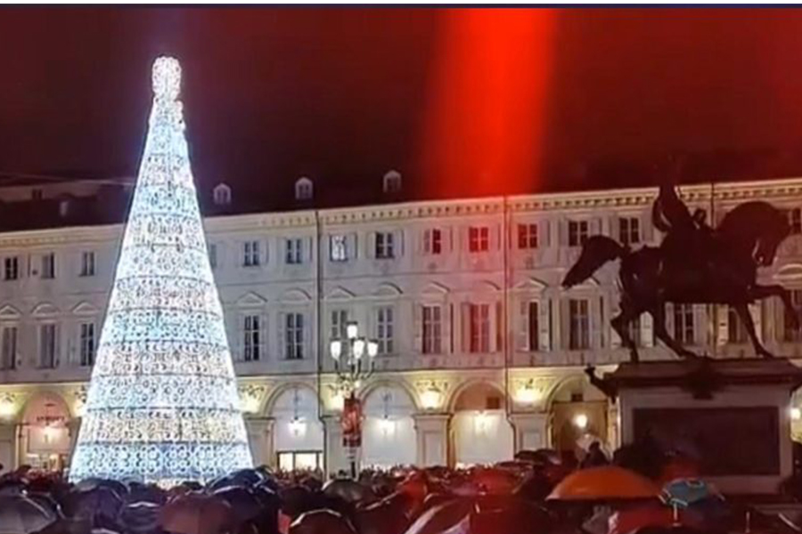 Acceso l’Albero di Natale di 23 metri di Torino – 150 gli appuntamenti nelle Feste