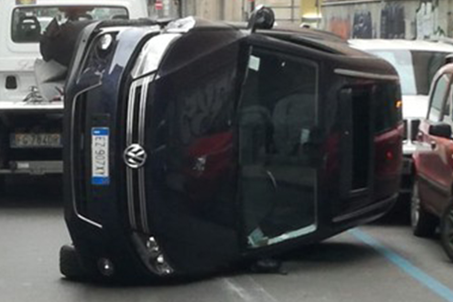Auto si ribalta nel pieno centro di Torino, davanti al Circolo dei Lettori