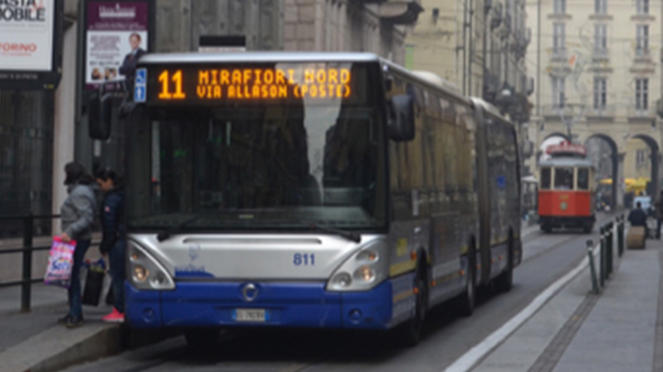Auto finisce contro un autobus a Torino – Ferite due donne