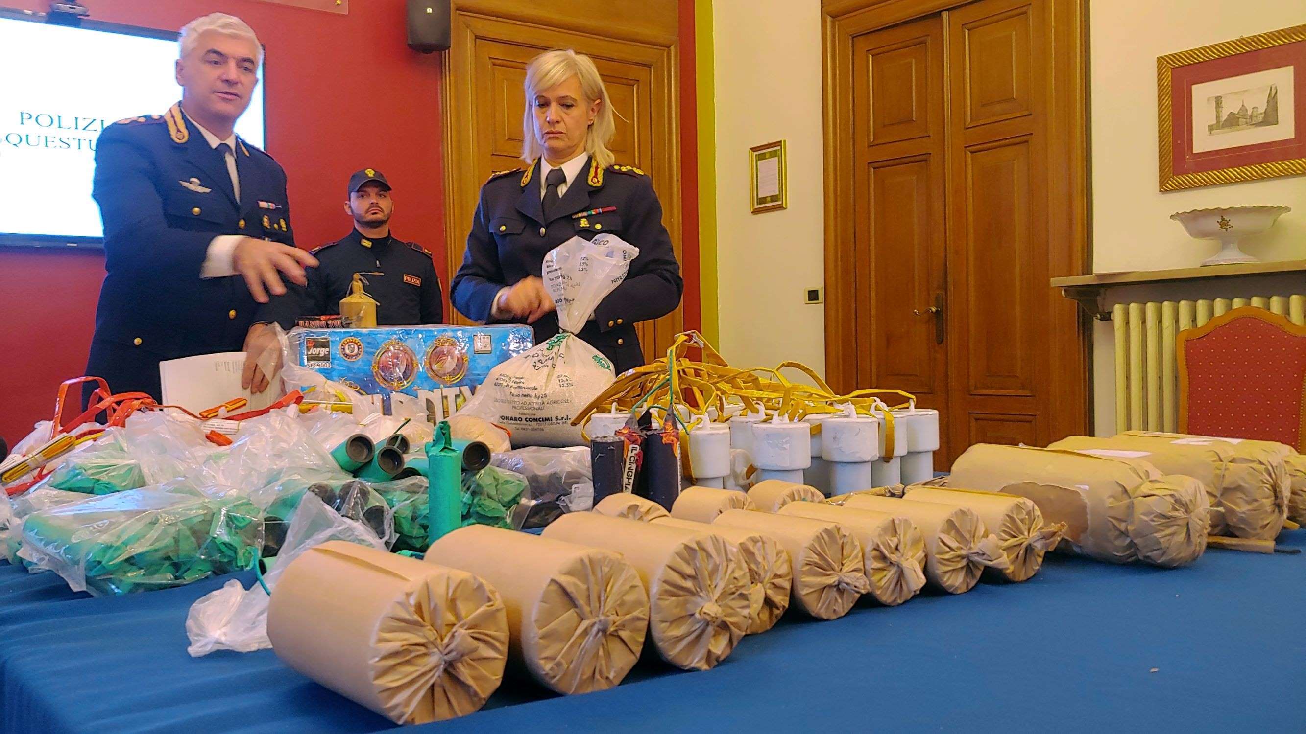 Sequestrate a casa di un ragazzo oltre 100 bombe carta, alcune micidiali