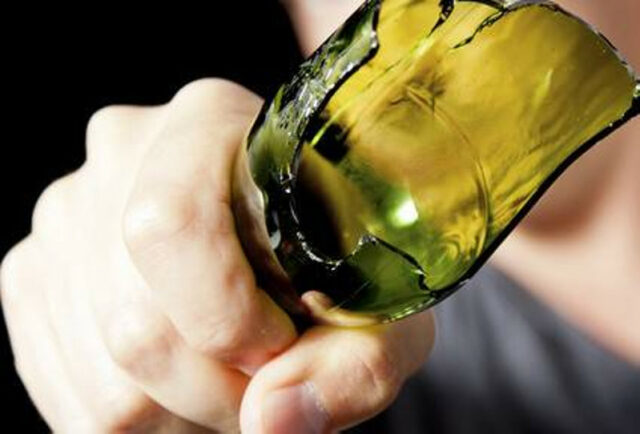 Attacca una donna a Torino e la ferisce al volto con un collo di bottiglia – Catturato dalla Polizia