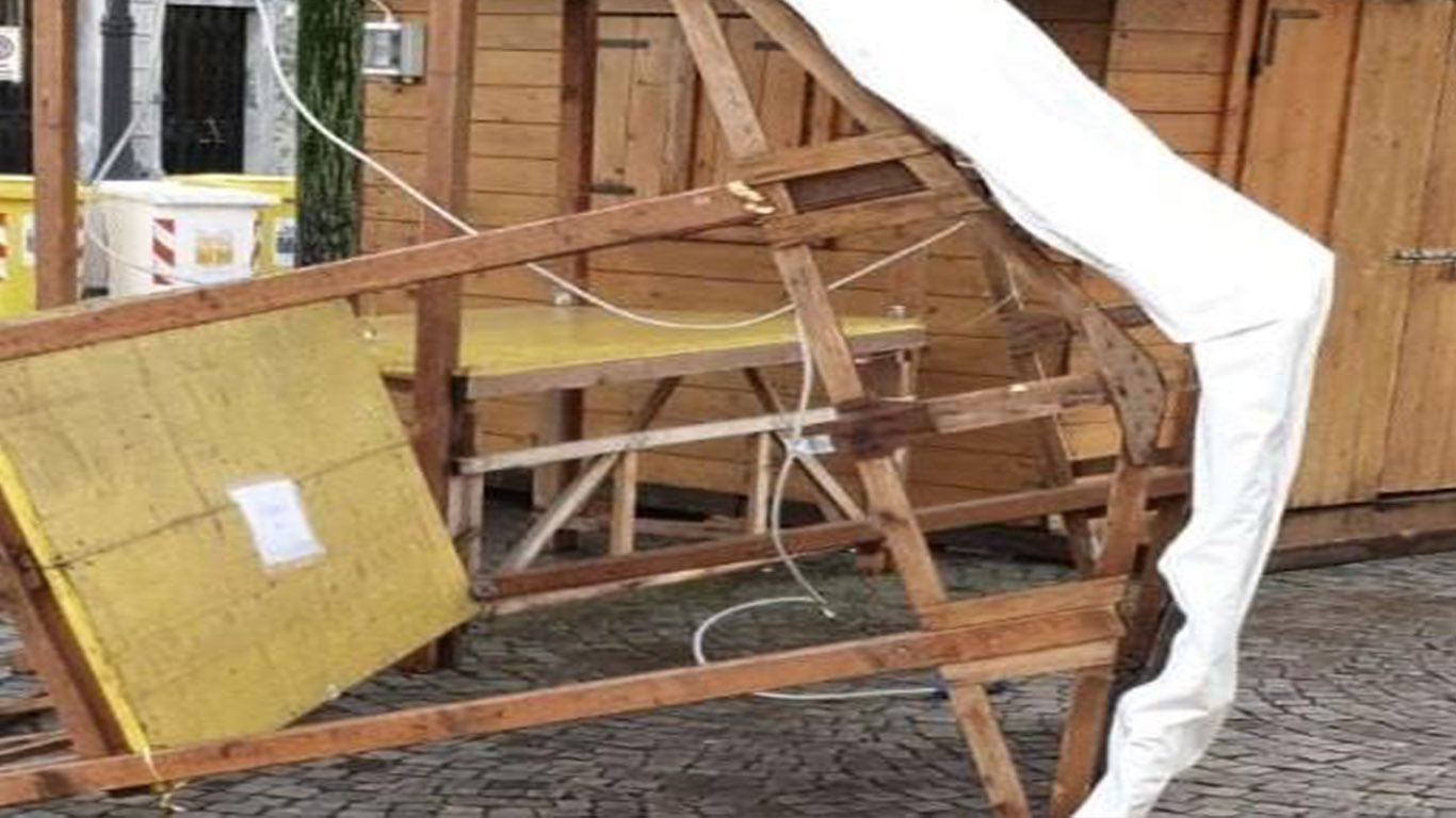 Vandali assaltano il villaggio di Babbo Natale – Numerosi danni, è caccia ai responsabili