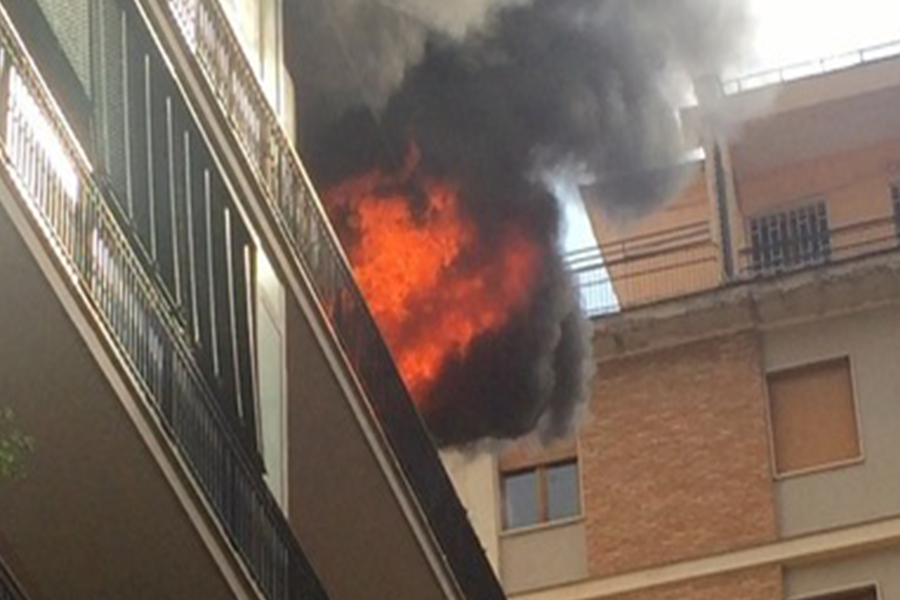 Le luci di Natale vanno in corto circuito e un appartamento va a fuoco – Palazzo evacuato
