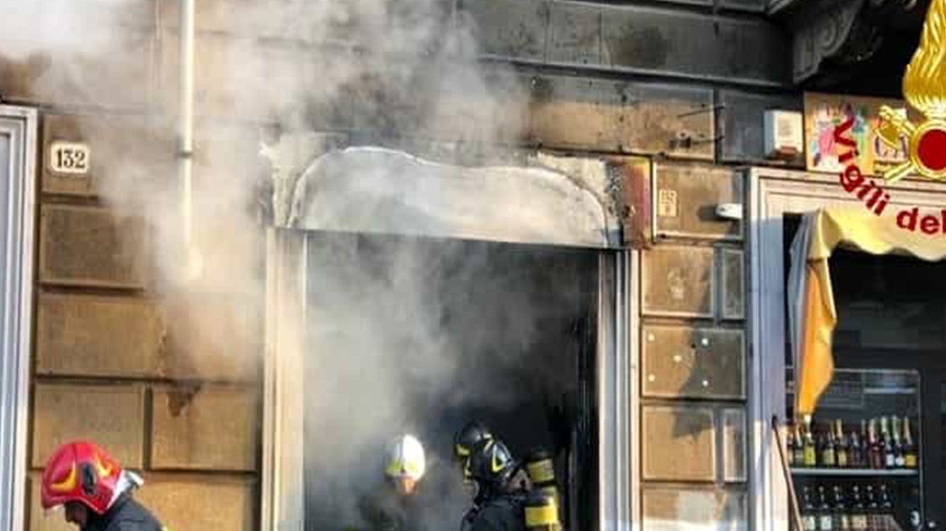 Incendio scoppiato in un negozio di corso Giulio Cesare – Un albergo evacuato