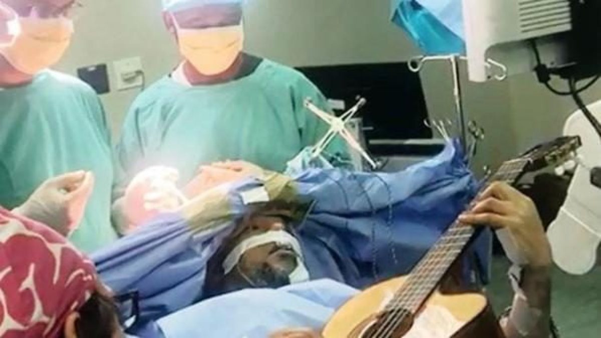 Operato al cervello mentre suona la chitarra – Intervento eccezionale alle Molinette