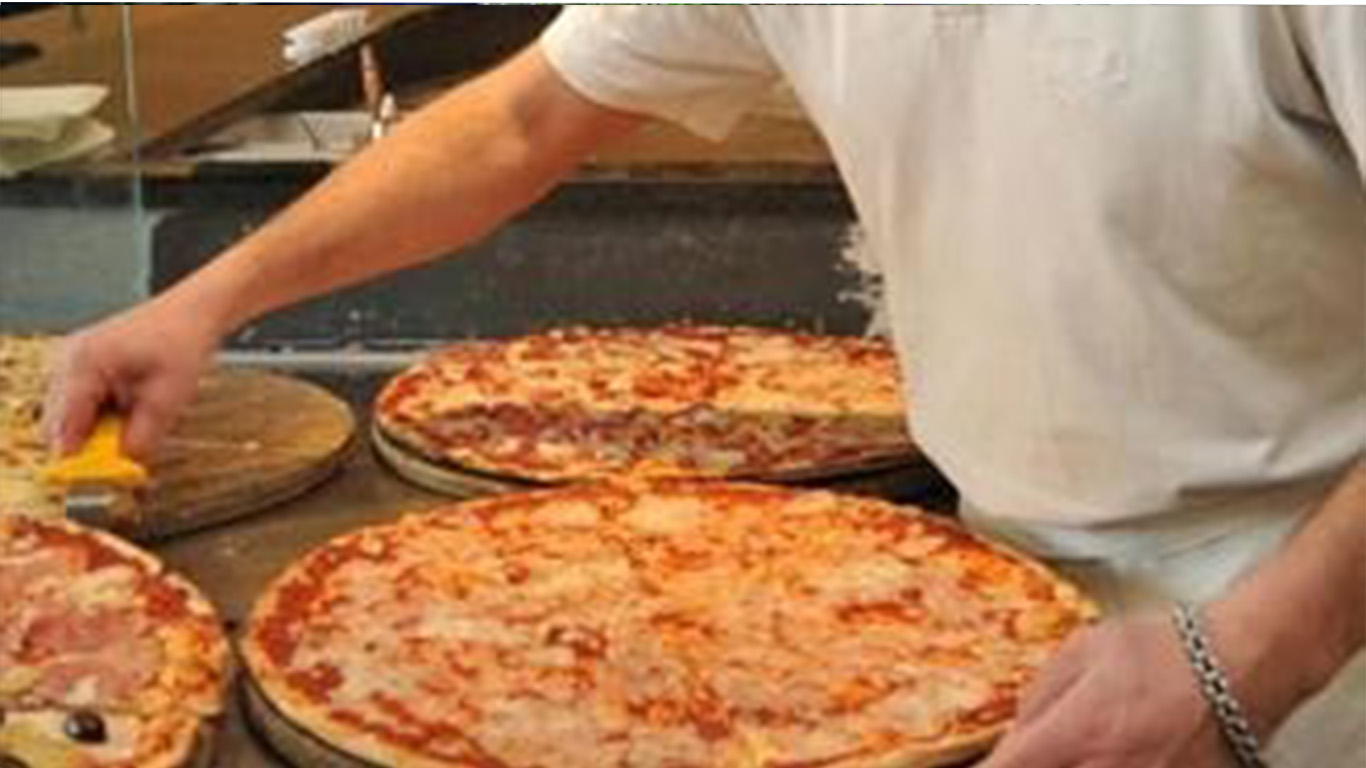 Pusher fugge dalla Polizia, lo ritrovano poco dopo in pizzeria – Arrestato