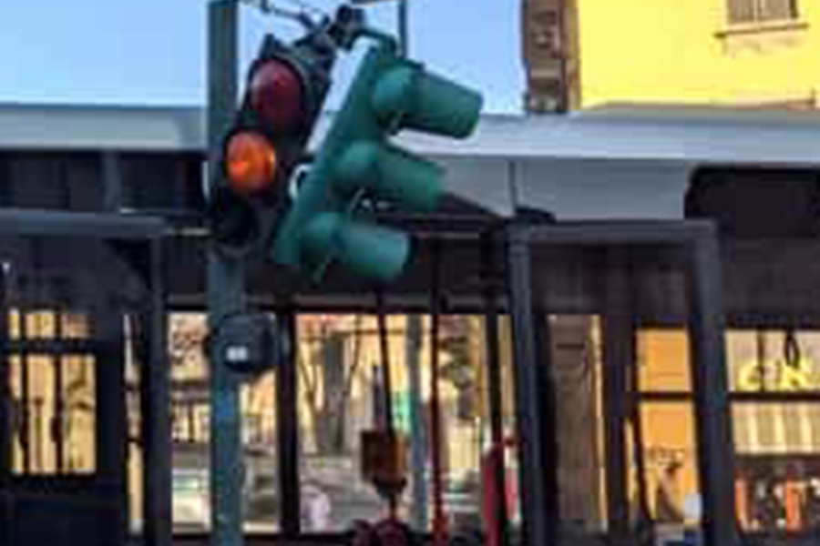 Autista Gtt sbaglia manovra e sfonda semaforo – Circolazione bloccata