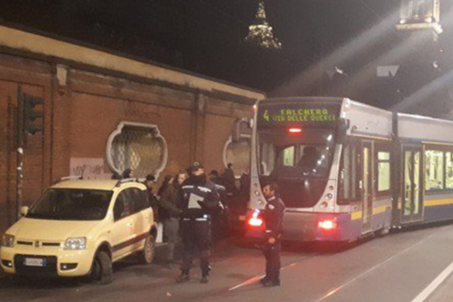 Tram 4 deraglia e colpisce auto dei vigili – Un agente all’ospedale
