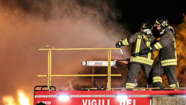 Clochard muore carbonizzato – Aveva acceso il fuoco per scaldarsi