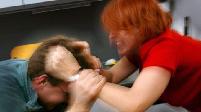 Folle di gelosia aggredisce il marito con calci, schiaffi e spray al peperoncino – Arrestata