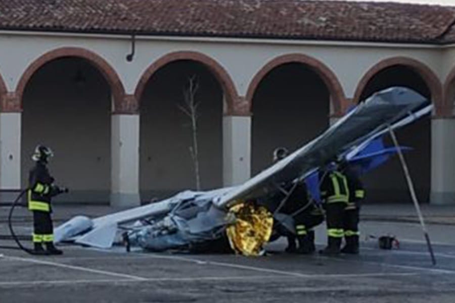 Aereo si schianta nella piazza centrale del paese – Muore il pilota