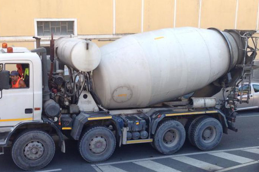 Hanno tre betoniere attaccate a casa, residenti del centro furiosi “Stiamo soffocando”