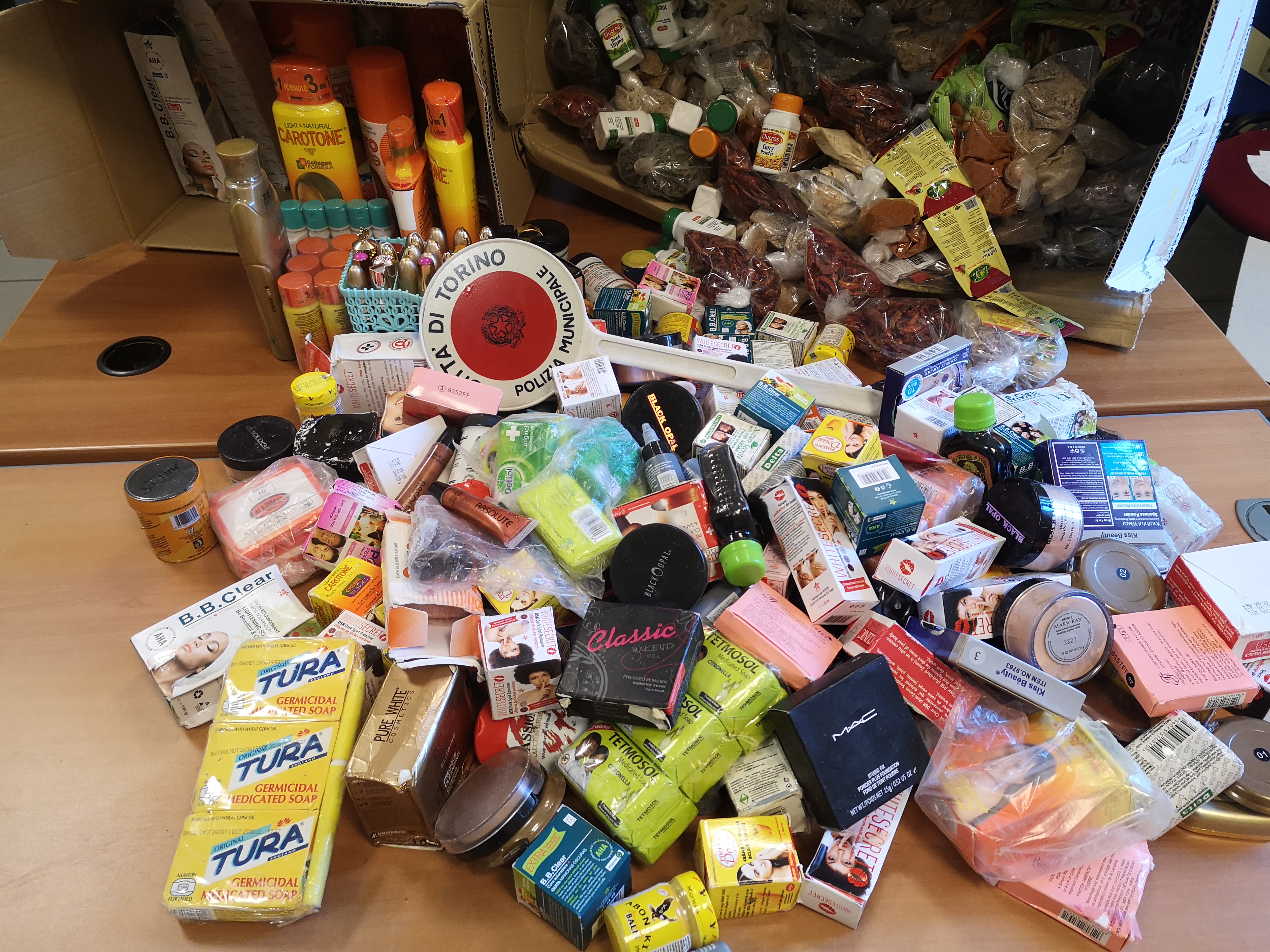 Sequestri a Porta Palazzo – Gli abusivi fuggono alla vista della polizia locale