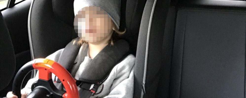 Abbandonano in auto per un’ora i figli piccoli – Genitori denunciati
