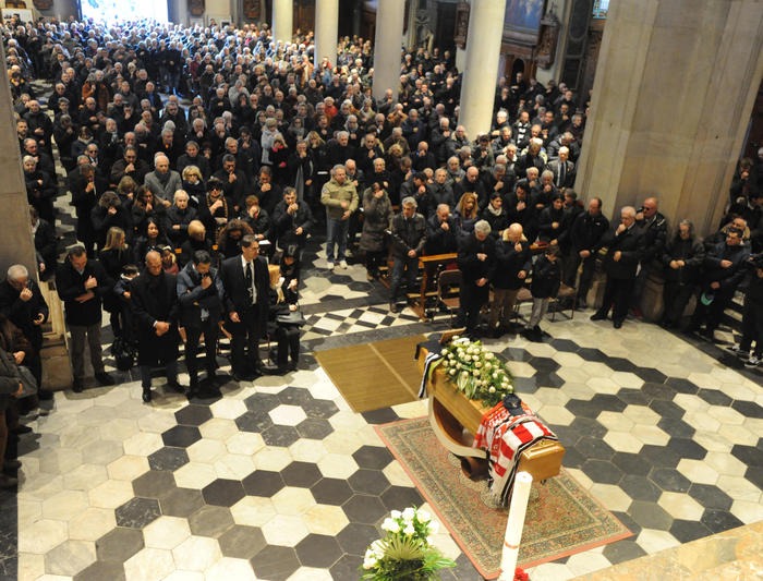 Basilica gremita per l’addio Pietro Anastasi- Sportivi, tifosi e vip  per l’l’ultimo saluto al campione