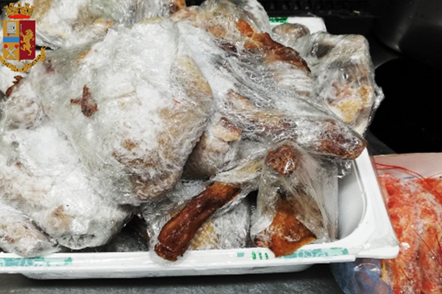 Market senza licenza: ruba energia elettrica e vende cibi mal conservati – 30 kg sequestrati