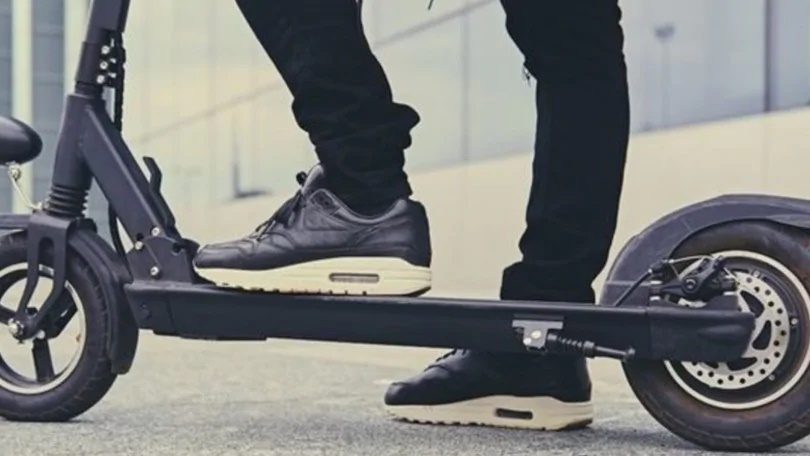 Totalmente ubriaco non riesce a far partire il monopattino – Allora lo usa per distruggere le auto