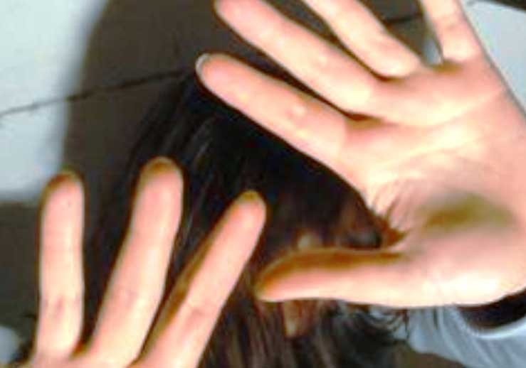 “Hai la giacca troppo aperta” e giu’ botte in strada alla fidanzata – Folle di gelosia, arrestato