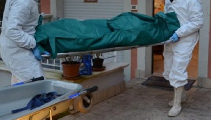 Entra armato in una struttura sanitaria, spara alla moglie, poi si uccide
