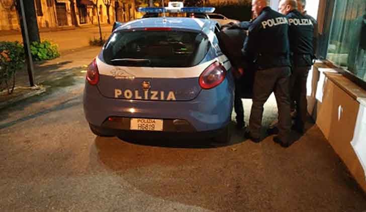 Dal balcone vede un marocchino che forza le auto e lo fa arrestare