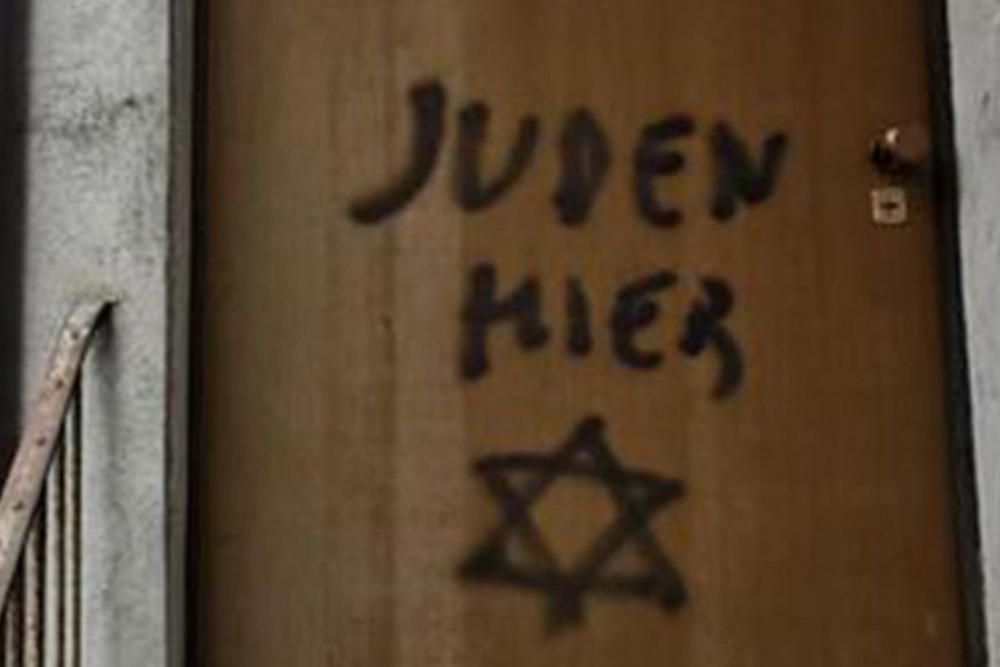 Qui vive un ebreo” – La scritta terrificante sulla casa di un’ex deportata piemontese