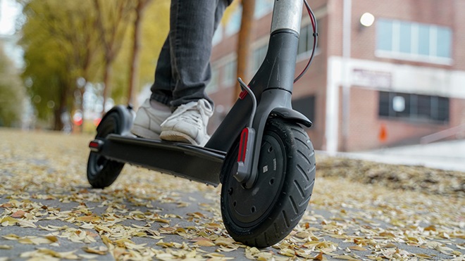 Ladro rumeno si porta via un monopattino elettrico – Inseguito e arrestato