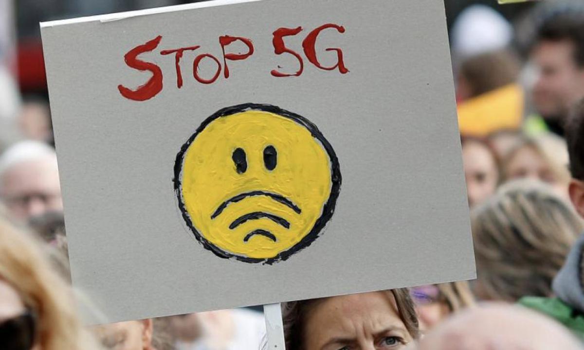 “Non siamo cavie” – La protesta contro il 5G nel centro di Torino