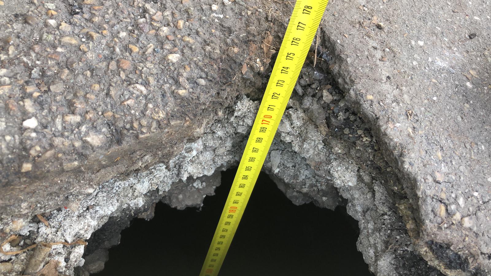 Incredibile a Torino – Buca di due metri in strada, da 2 anni davanti a un bar: “Ma nessuno interviene!”