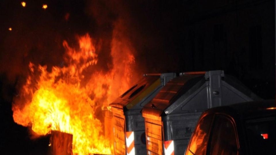 A mezzanotte scoppia la solita guerra – Cassonetti in fiamme, 25 interventi dei pompieri nel Torinese