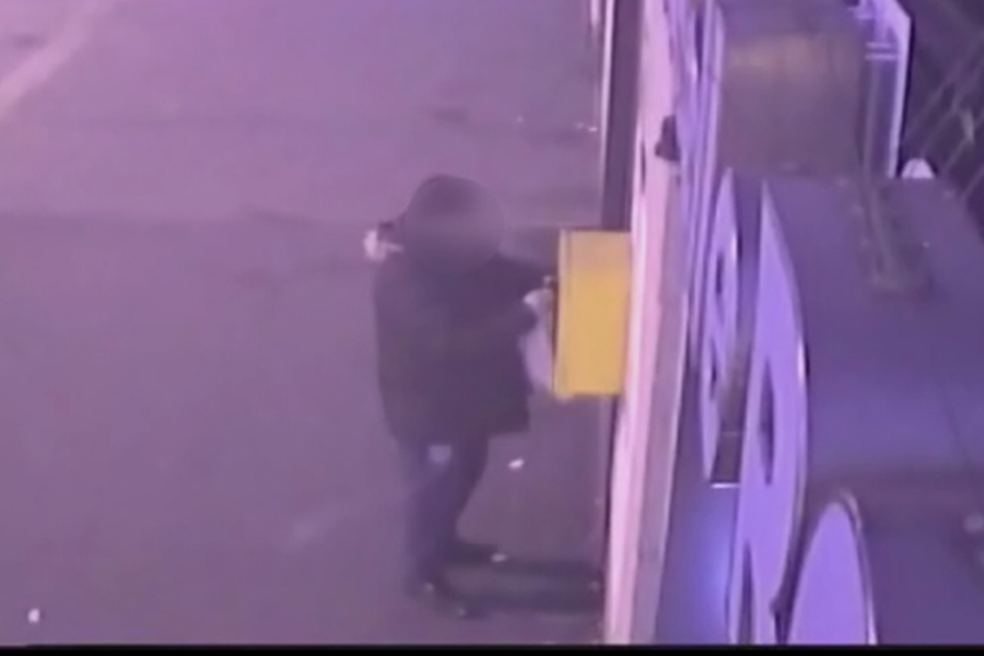 Si rubano anche il defibrillatore in piazza a Torino – Scoperti e arrestati