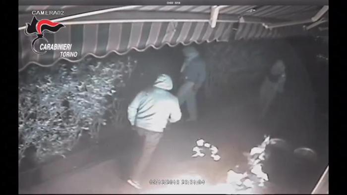 Litiga col titolare, poi manda uomini incappucciati e gli brucia il ristorante – Denunciata una donna