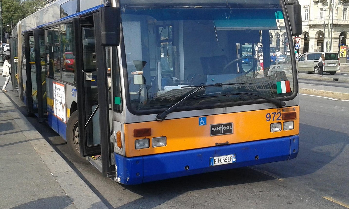 Aggredito alla fermata dell’autobus – Calci e pugni per rubargli 20 euro in Barriera di Milano