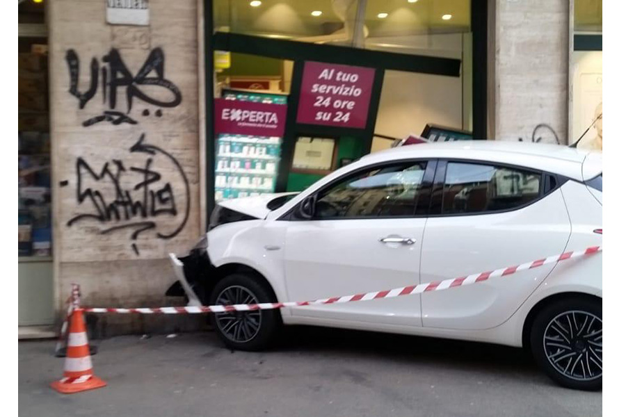 Prima investe un pedone, poi si schianta contro una vetrina – Automobilista crea il caos a Torino