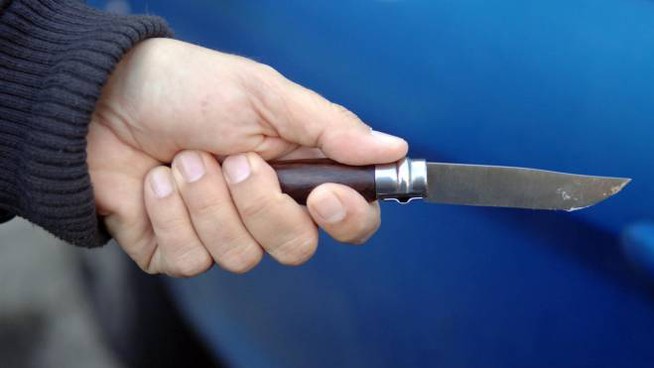 Picchia la compagna davanti ai figli piccoli, poi la insegue con un coltello in casa – Arrestato