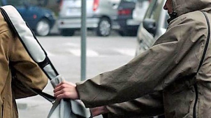 Maghrebino getta a terra una donna alla fermata del bus e le strappa la borsa – Bloccato dalla Polizia