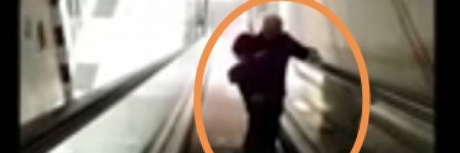 Vergogna a Torino – “Costretto a portare la figlia disabile in spalla alla stazione Metro” – Riparato l’ascensore rotto