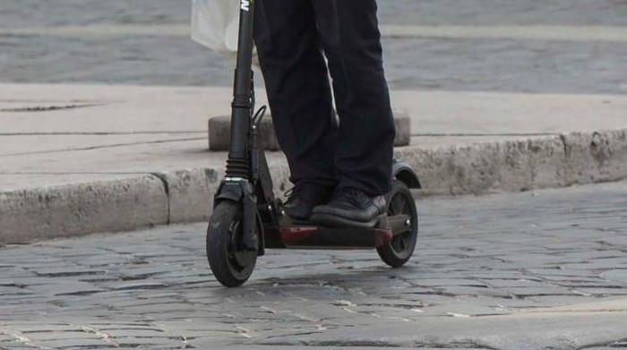 Ancora un incidente col monopattino – Travolge un’anziana, poi dà generalità false e fugge