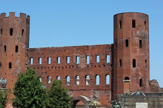 Si cala i pantaloni al parco e defeca davanti a mamme e bimbi  – Denunciato