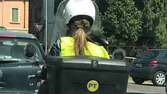 La postina gli porta una raccomandata, lui la picchia poi la insegue in auto per km – Donna sotto shock
