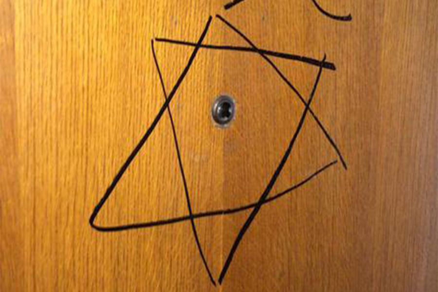 Stella di David tracciata sulla porta di casa a Torino
