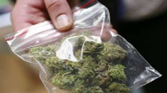 Lanciano la marijuana dal balcone – Scoperti e arrestati pusher nigeriani