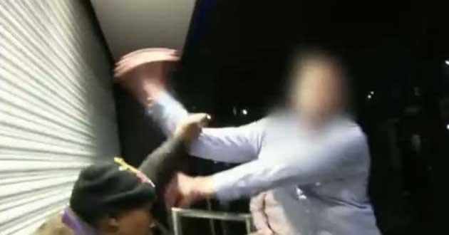 Gli lancia candeggina in faccia, poi lo attacca con un coccio di bottiglia – Rapina violenta in strada a Torino