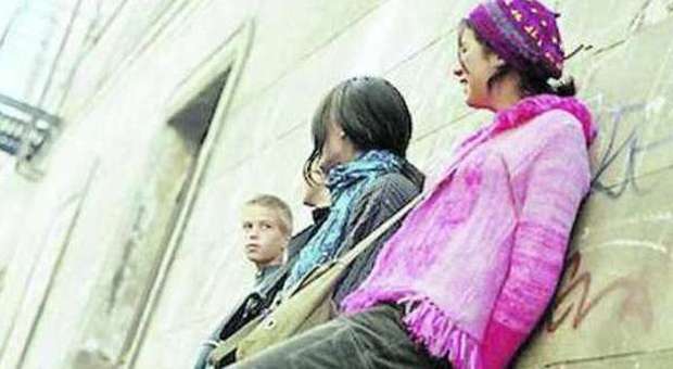 Baby gang di ragazzine rom assaltano coppia di anziani – Arrestata una 17enne