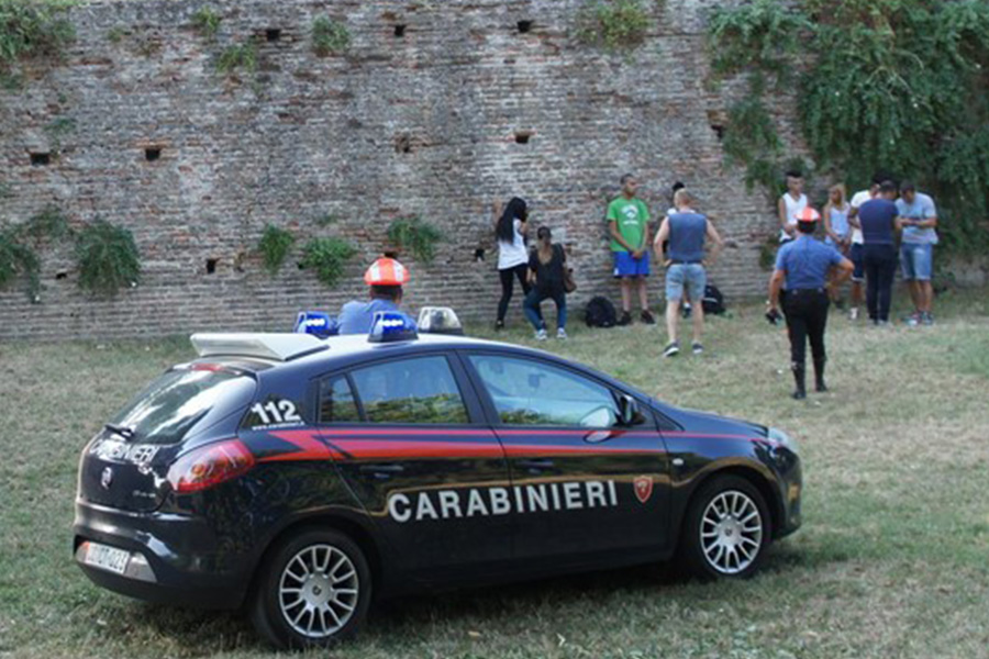 Torino: si riuniscono in giardino per fare ginnastica con musica ‘a palla’ – Tutti multati