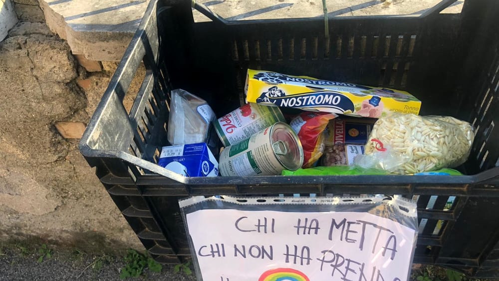 Gara di solidarietà a Torino – Spuntano nei quartieri le scatole colme di spesa per chi ne ha bisogno